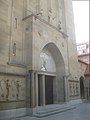 Hauptportal der katholischen St. Fideliskirche in Stuttgart.