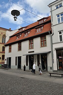 Stralsund, Mönchstraße 40 Ecke Apollonienmarkt (2012-05-12), by Klugschnacker in Wikipdia