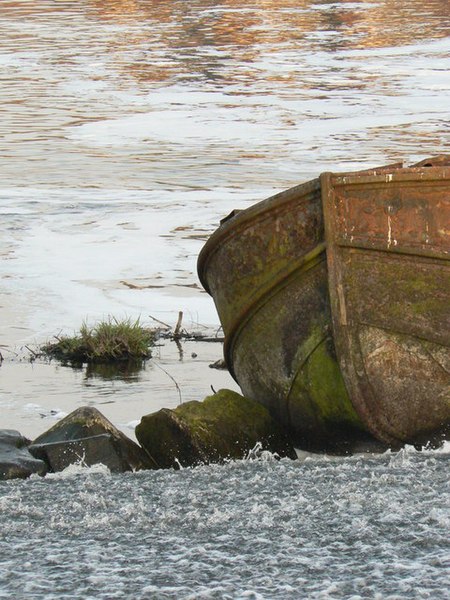 File:Stuck on the weir - geograph.org.uk - 1117774.jpg