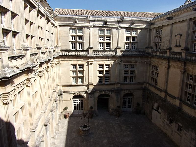 File:Suze la Rousse - Cour château 2.jpg