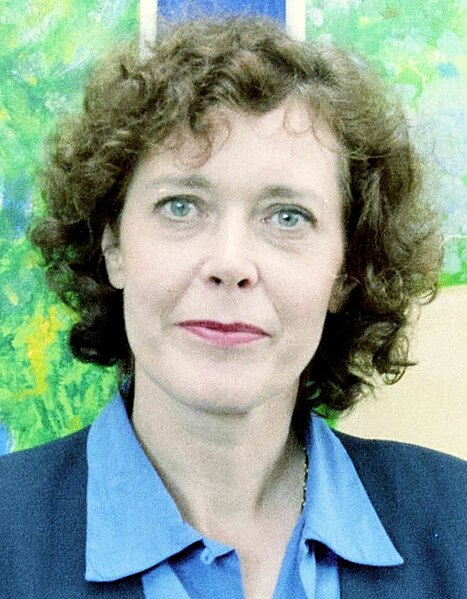 File:Sylvia Kristel in galerie Zandvoort, 1998 (cropped).jpg