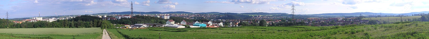 Panorama Třebíče od severu; v pozadí masiv sopečného původu jižně od města.