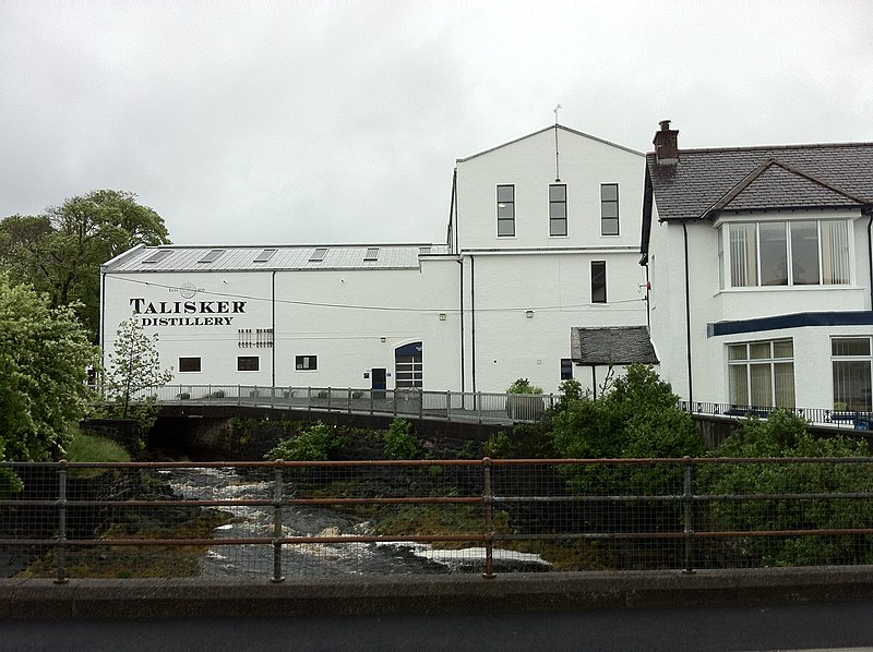 File:Talisker distillery - geograph.org.uk - 4016880.jpg