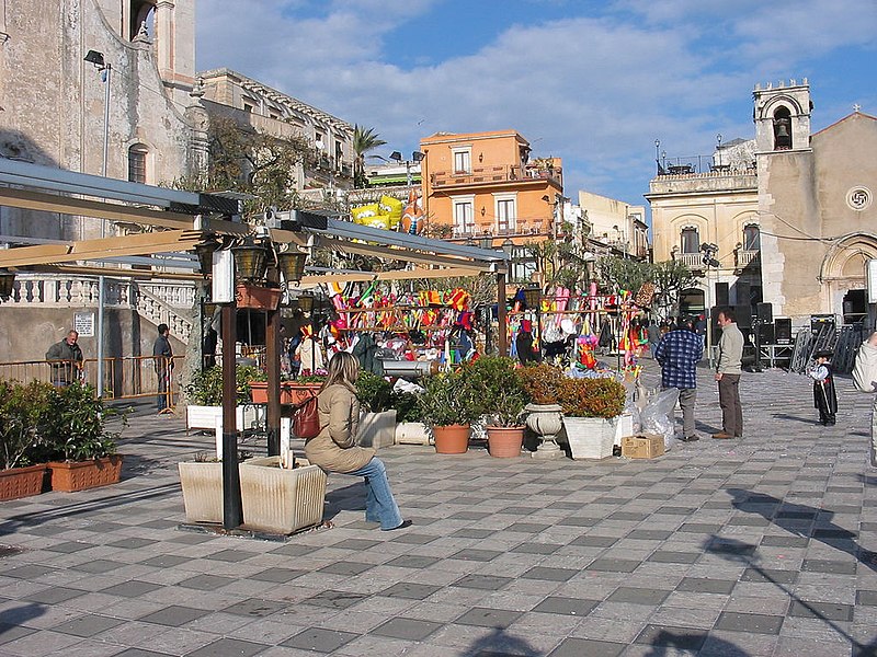 File:Taormina-piazza.jpg
