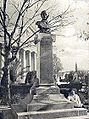 Buste de José Batres Montúfar, en place devant le Théâtre Colón Theater remodelé en 1892.