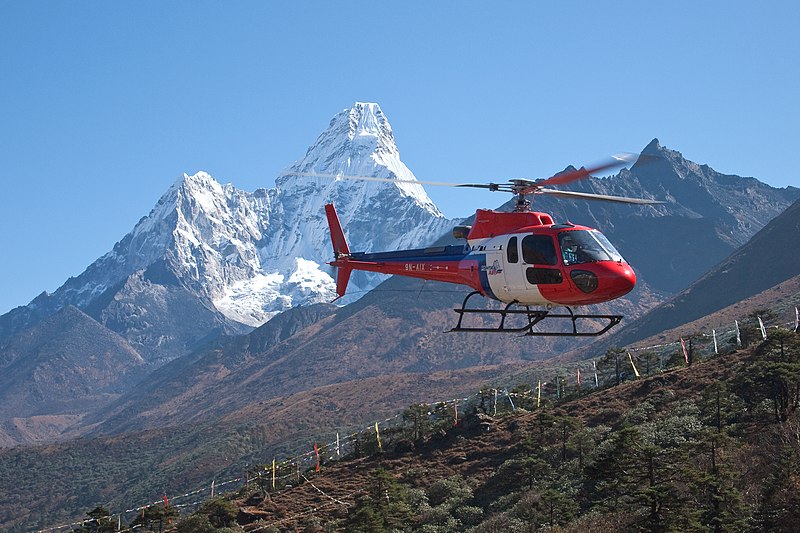 ឯកសារ:Tengboche, Helicopter in flight, Mountains of Nepal.jpg