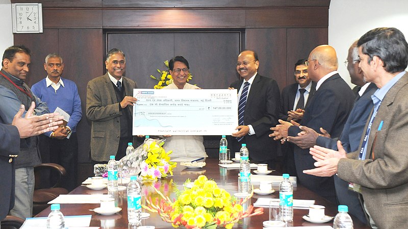 File:The Chairman, Airports Authority of India, Shri V.P. Agrawal presenting a dividend cheque of Rs. 147 crore to the Union Minister for Civil Aviation, Shri Ajit Singh, in New Delhi. The Secretary, Ministry of Civil Aviation.jpg