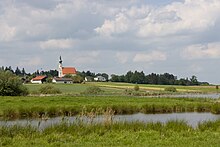 Astner Weiher mit Blick auf den Ort