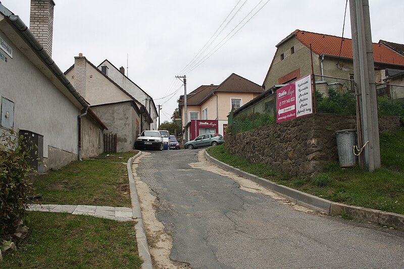 File:Tkalcovská street deadend in Třebíč, Třebíč District.jpg