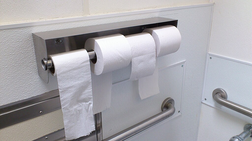 https://upload.wikimedia.org/wikipedia/commons/thumb/f/ff/Toilet_paper_orientation_%285812600601%29.jpg/1024px-Toilet_paper_orientation_%285812600601%29.jpg