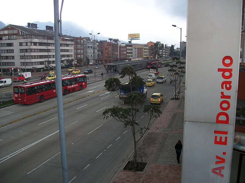 File:Totem Estación TransMilenio Av El Dorado.JPG