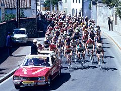 Il gruppo transita per La Rochelle, è il Tour de France 1970 e Merckx veste la maglia gialla