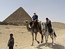 Touristen bei den Pyramiden von Gizeh