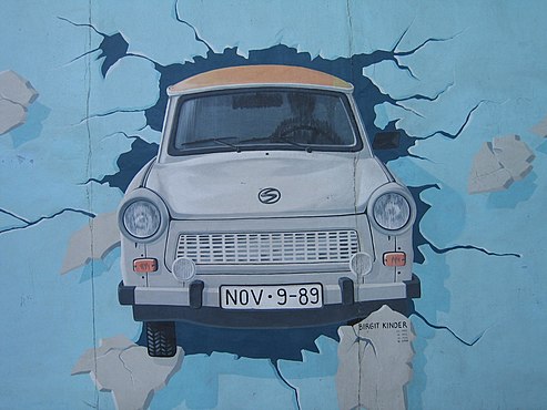 Одно из граффити Берлинской стены — «Trabant», символ ГДР