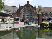 Hauptbahnhof und Theodor-Heuss-Platz mit Busbahnhof, im Vordergrund ein nicht mehr vorhandenes Wasserbecken