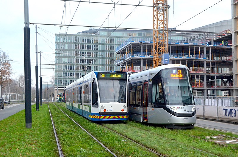 File:Tramlijnen 5 en 25 op de Strawinskylaan, met een Combino en 15G tram.jpg
