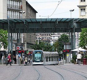 Linje D trikk som betjener stasjonen.