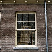 Kleinteiliges holländisches Vertikalschiebefenster