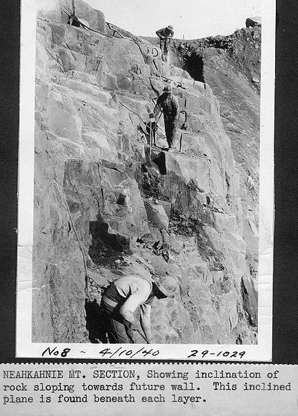 File:U.S. 101 Neahkahnie Mountain Rock Wall (3266957251).jpg