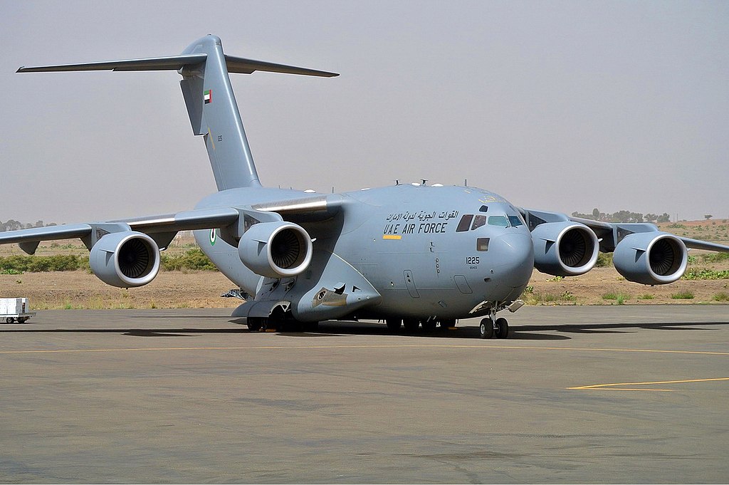 طائرات الصهريج والنقل العسكري الاستراتيجي  1024px-UAE_Air_Force_Boeing_C-17A_Globemaster_III-1