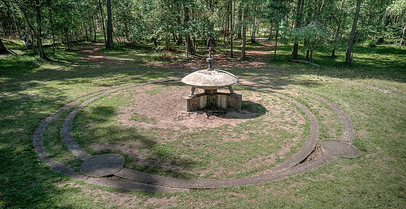 File:UFO-monumentet i Ängelholm 1.jpg