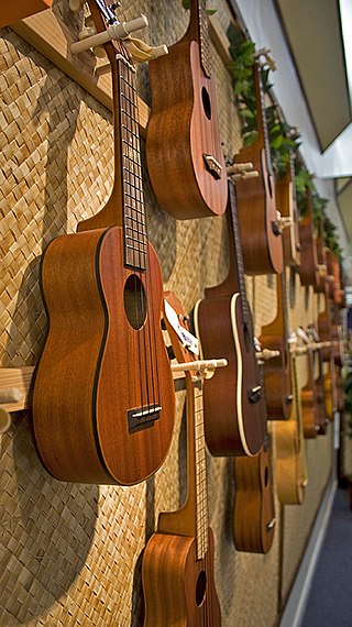 Picture of ukuleles in the Ukulele House, en:Honolulu, Hawaii, by en:User:Tijuana Brass.