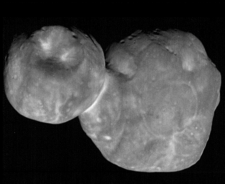 2014 MU69のグレースケール画像[4][注 1]