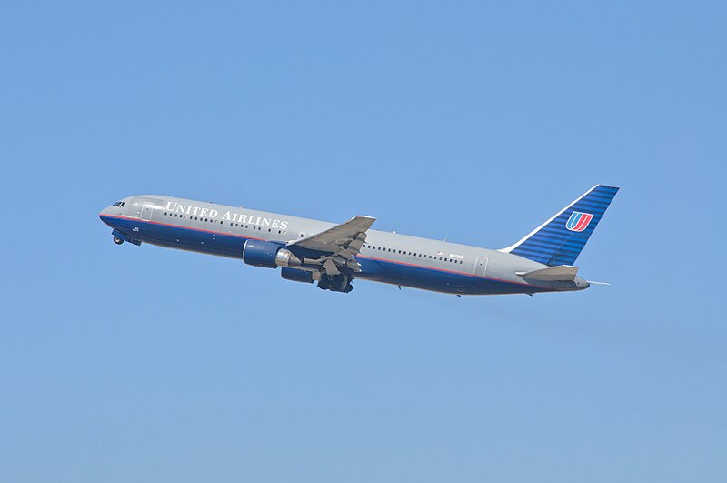 File:United Airlines B767-300ER (N676UA) @ LAX, Oct 2011 (01).jpg