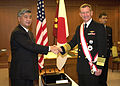 Адмірал Дэніс Блэйр, начальнік Ціхаакіянскага камандавання ВМС ЗША, узнагароджаны ордэнам Узыходзячага сонца