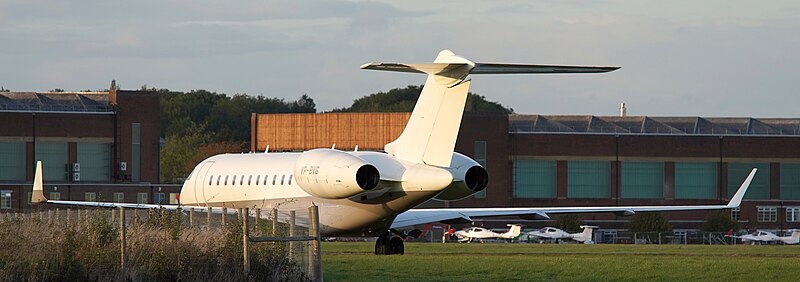 File:VP-BVG Bombardier BD-700-1A10 Global Express XRS Cranfield 141023.jpg