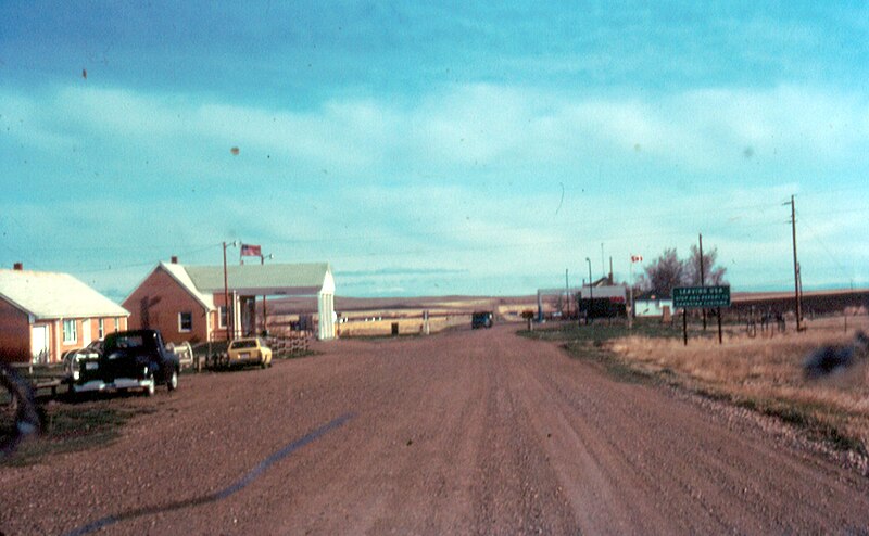 File:Val marie border crossing usa into canada.jpg