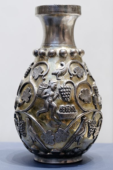 File:Vase with grape harvesting scenes BM 1897.12-31.189.jpg