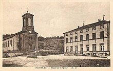 Carte postale de la place de l'église vers 1910.