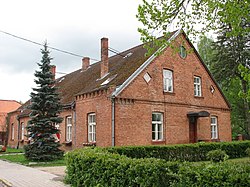 Viljandi Architektur rote Ziegelsteine mit rautenförmigen Fenster im Dachgeschoss 5.jpg