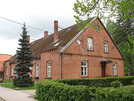 Fail:Viljandi Architektur rote Ziegelsteine mit rautenförmigen Fenster im Dachgeschoss 5.jpg