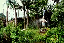 Photographie en couleurs montrant une statue de Tintin installée dans un parc reconstituant la jungle.