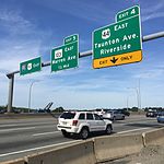 Signs for Exits 4 and 5, eastbound traffic lane. Washington Bridge signs for eastbound traffic.jpg