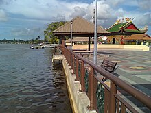 The waterfront by the Oya river as seen in December 2010 Waterfrontdalat.jpg