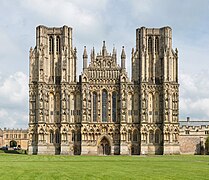Fachada occidental de la catedral de Wells, con más de 300 figuras, para Banister Fletcher, «el mejor desarrollo en gótico inglés de este tipo de fachadas» [17]​