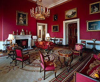 La Red Room est l'un des trois salons du premier étage de la Maison-Blanche, résidence du président des États-Unis. La pièce a servi de salon et de salle de musique, et les derniers présidents y ont organisé de petits dîners. Elle est traditionnellement décorée dans des tons de rouge.