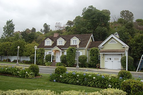 500px-Wisteria_Lane_-_4360_Colonial_Street_%282561231943%29.jpg