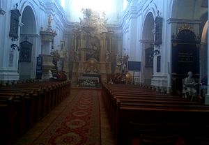 Wnętrze katedry w Janowie z nagrobkiem biskupa Naruszewicza.jpg