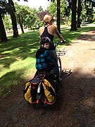 Un longtail transportant un enfant et des bagages.