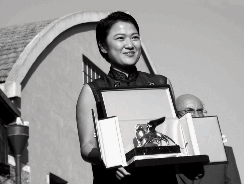 File:Zhang Xin awarded 'Special Prize at the 8th International Architecture Exhibition of la Biennale di Venezia in 2002.png