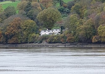 Ger Benarth, Conwy, ble cafodd Jim Dunlop ei achub