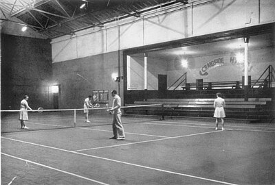 Trowyd y cyrtiau tennis dan do yn Stadiwm Rhew yng Ngorffennaf, 1959