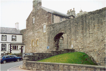 Castell Caernarfon: Cefndir, Y castell cynnar, Y castell Edwardaidd