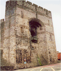 Castell Caernarfon: Cefndir, Y castell cynnar, Y castell Edwardaidd