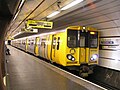 Trên Merseyrail yng nghorsaf Moorfields