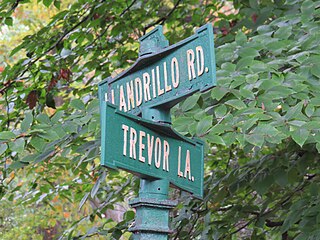 Arwyddbost ym Mala Cynwyd: 'Llandrillo Road a Trevor Lane'